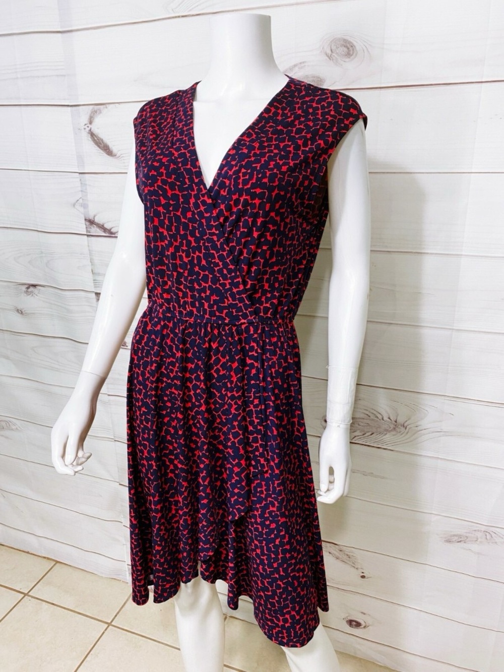 BCBGMaxazria Wrap Dress Women’s Size XS Red Blue V-neck Pleated Knee Length